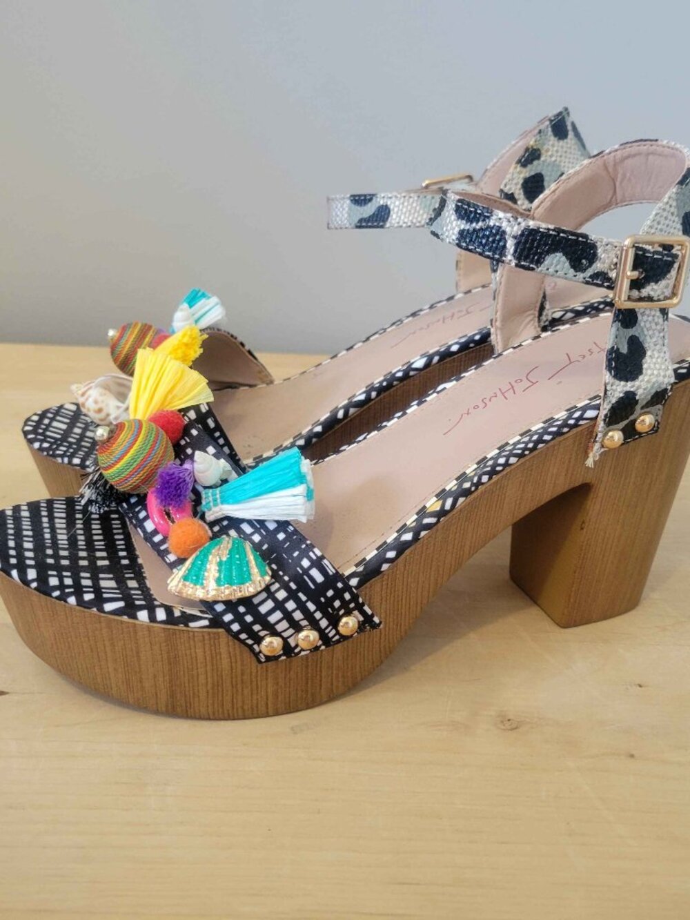 BETSY JOHNSON wooden wedge strappy sandle heels seashell size 8